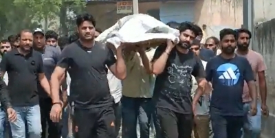  Huge Crowd Gathers To Witness Last Rites Of Slain Gangster In Up-TeluguStop.com