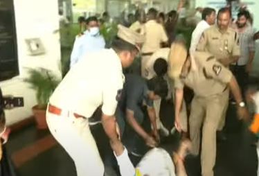  Bjp Corporators Protest At Hyderabad Water Board-TeluguStop.com