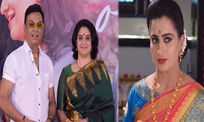  Karthika Deepam Soundarya Made A Bold Comment On Naresh Pavitra Lokesh Details,-TeluguStop.com