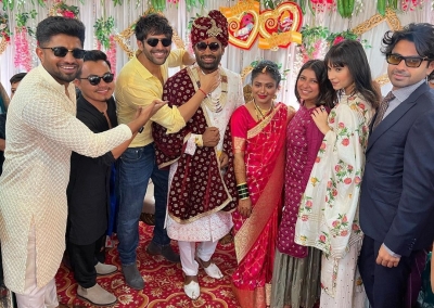  Kartik Aaryan Attends His Bodyguard's Wedding, Poses For Pictures-TeluguStop.com
