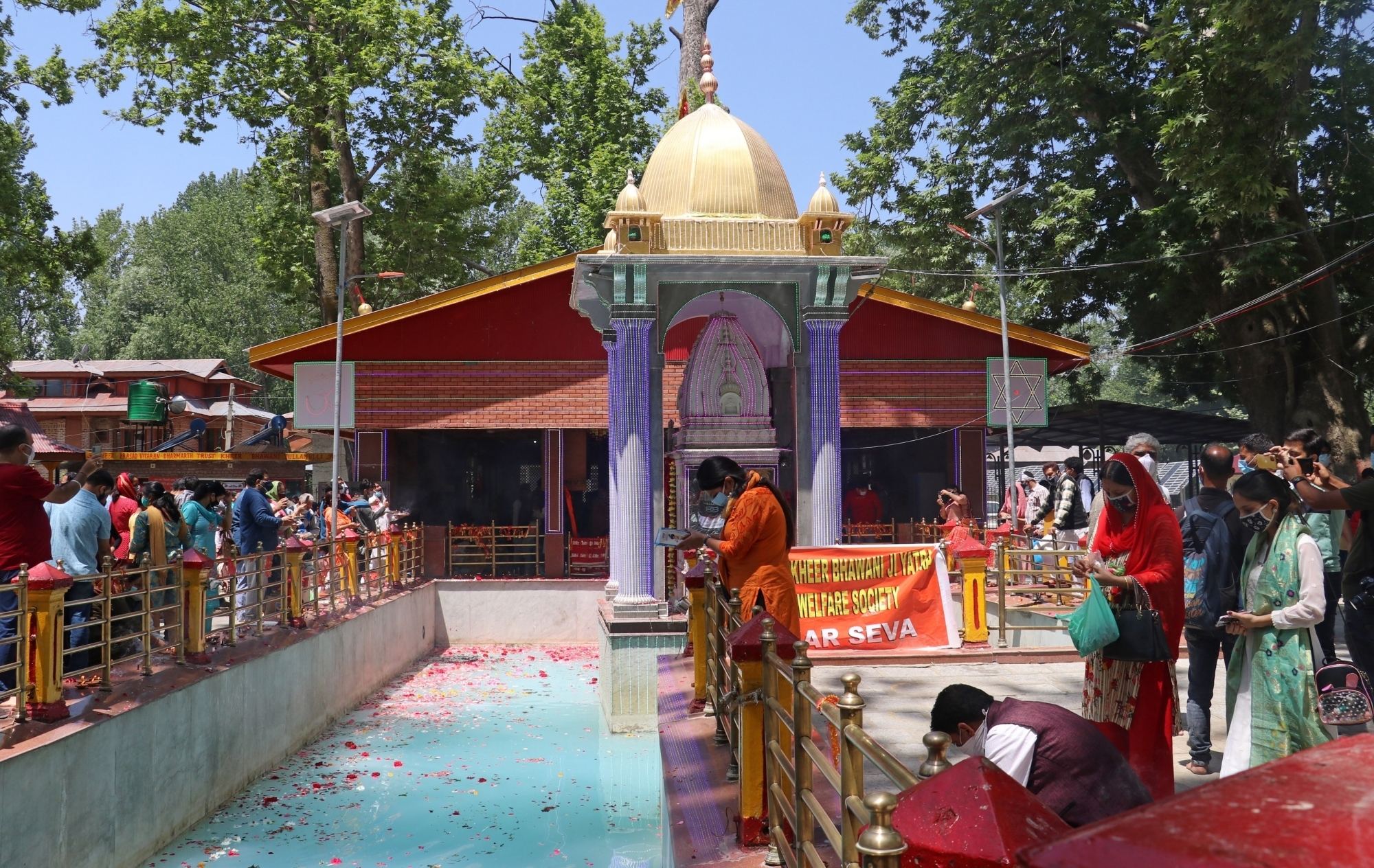  Kashmiri Pandits Arrive In Hundreds To Keep Tryst With Mata Kheer Bhawani In Kas-TeluguStop.com