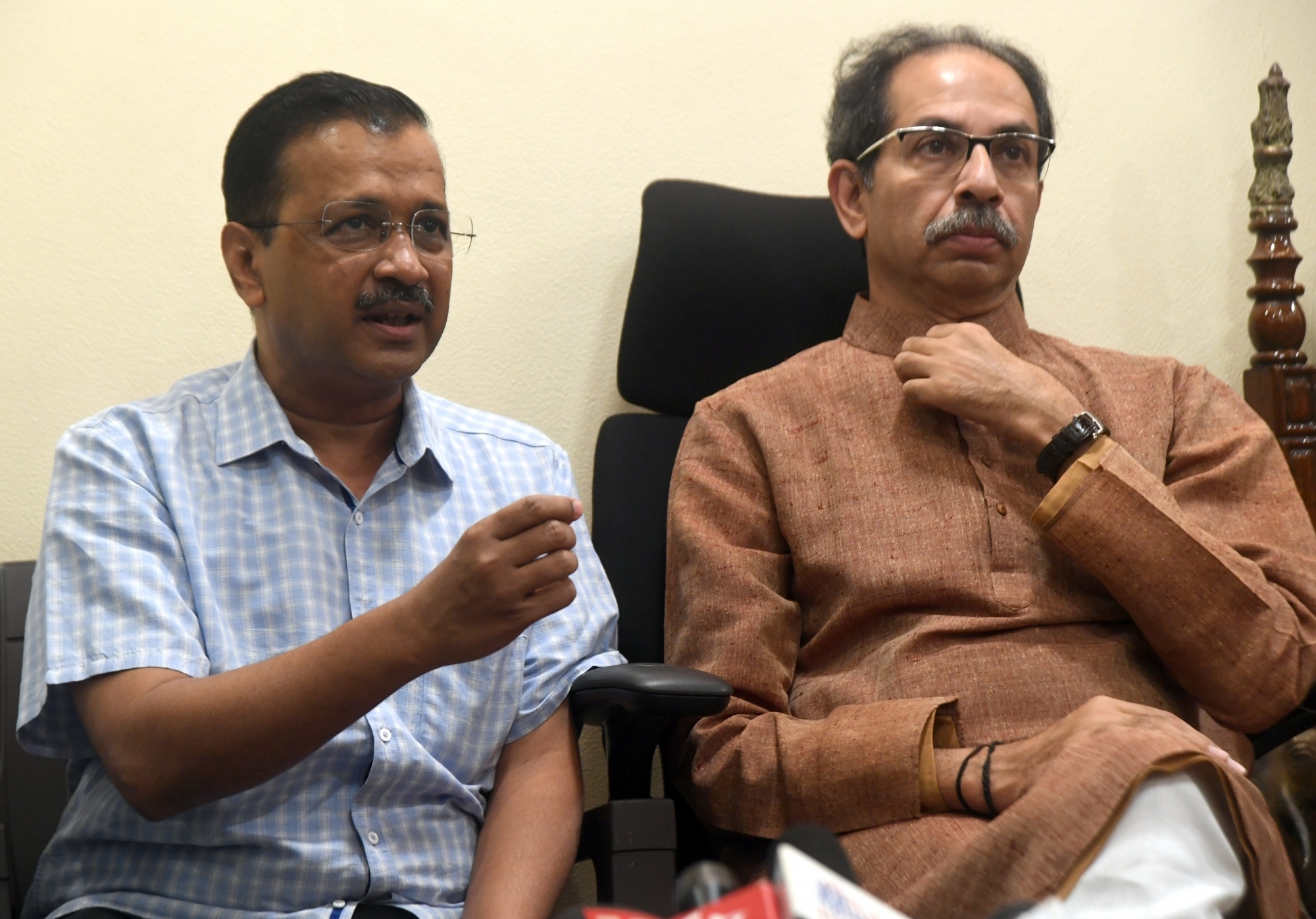 Kejriwal, Thackeray Slam Centre For 'arrogance Of Ordinance' Kejriwal, Thackeray Slam Centre For 'arrogance Of Ordinance'-TeluguStop.com