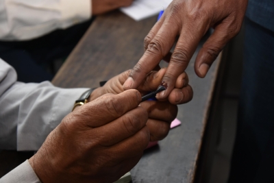  K'taka Polls: Brisk Voting Underway In Hubbali-dharward-TeluguStop.com