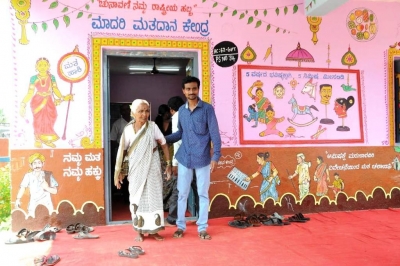  K'taka Polls: Model Polling Booth In Gangavati Showcases World-famous Kinnal Art-TeluguStop.com