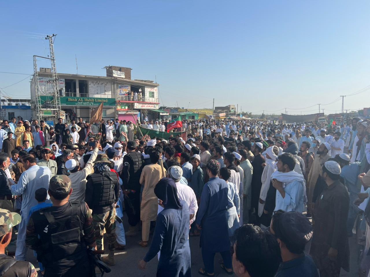  Lahore Corps Commander Under Probe For Letting Protesters Enter His House-TeluguStop.com