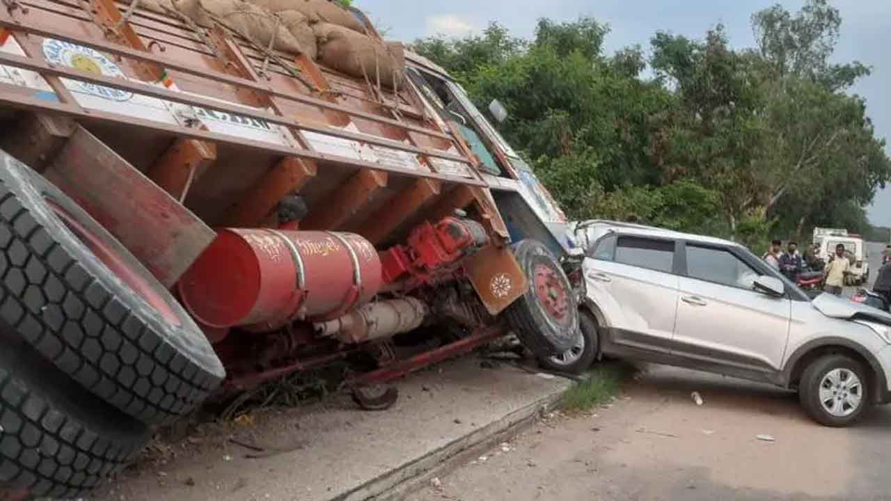  Hyderabad: Truck Driver Enroute Dies Of Brain Stroke, Smashes Parked Car-TeluguStop.com