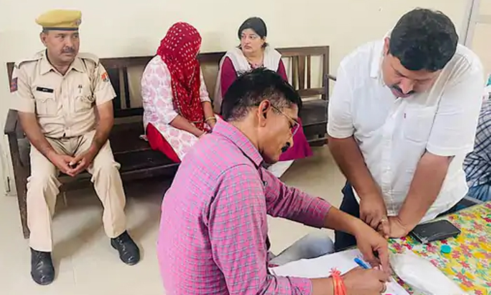 Telugu Ajmeer, Anil, Keerthy Soni, Knife, Rajasthan, Stabbed Teacher, Teacherkee