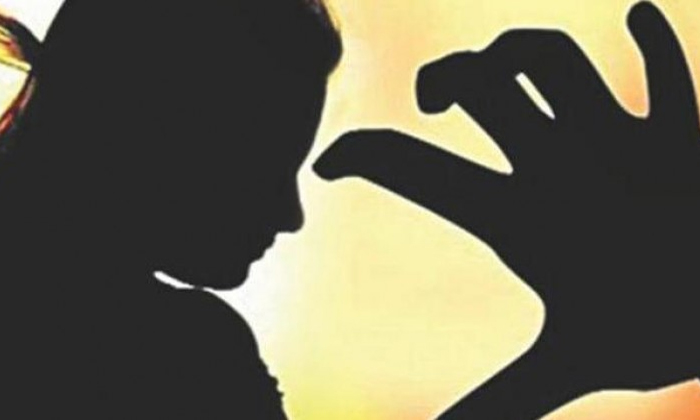  Man Brutally Molested Girlfriend In Surat Details, Molested Girlfriend ,surat,-TeluguStop.com