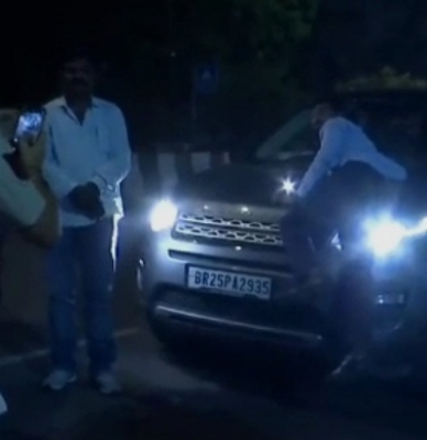  Man Dragged On Car's Bonnet For 2-3 Kms In Delhi (lead)-TeluguStop.com