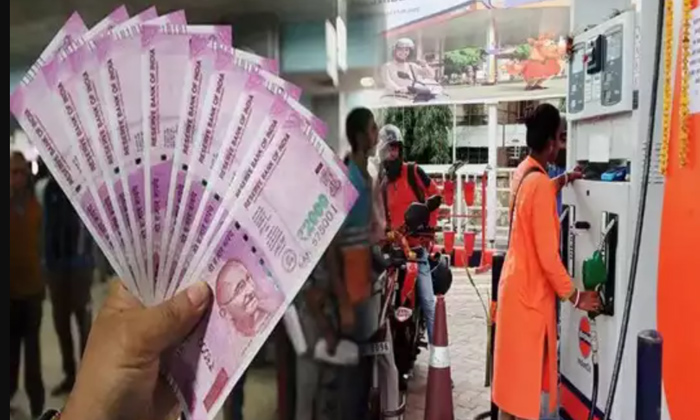 Petrol Bunk Worker Takes-back-petrol-after-customer-pays-with-2000-note,uttar Pr Petrol Bunk Worker Takes-back-petrol-after-customer-pays-with-2000-note,uttar Pr-TeluguStop.com