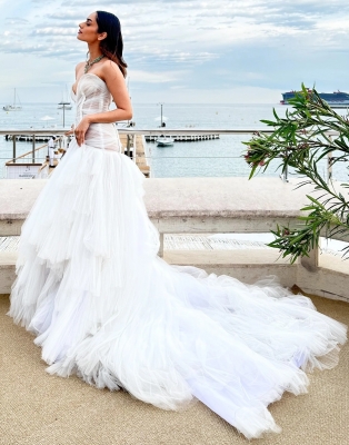  Manushi Chhillar Debuts Cannes Red Carpet In Fairytale White Gown-TeluguStop.com