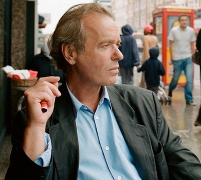  Martin Amis, Era-defining Author Of 'money' And 'london Fields', Dies At 73-TeluguStop.com