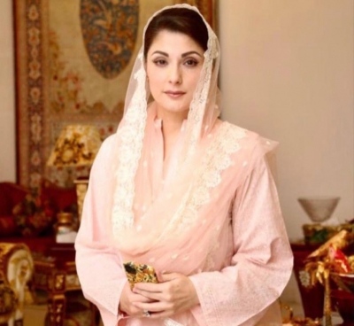  Maryam Nawaz Joins Sit-in Outside Pakistan Supreme Court-TeluguStop.com