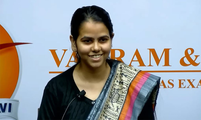  Meet Ishita Kishore Who Scored Upsc Cse 2022 All India 1st Rank Details,ishita K-TeluguStop.com