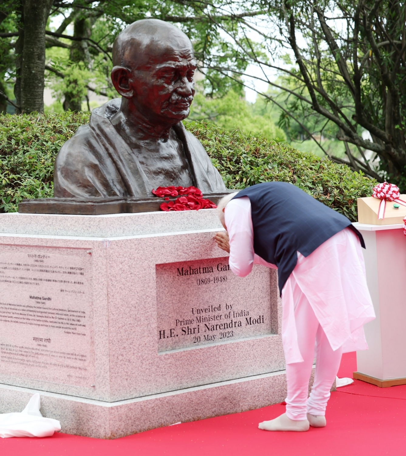 Modi Unveils Mahatma Gandhi's Bust In Hiroshima, Says Gandhian Ideals Of Peace R-TeluguStop.com