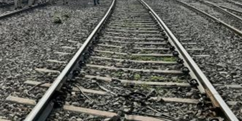  Mp Cop Guns Down 3 Of A Family, His Body Later Found On Railway Track-TeluguStop.com