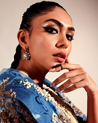  Mrunal Thakur Gears Up To Make Her Grand Cannes Film Festival Debut-TeluguStop.com