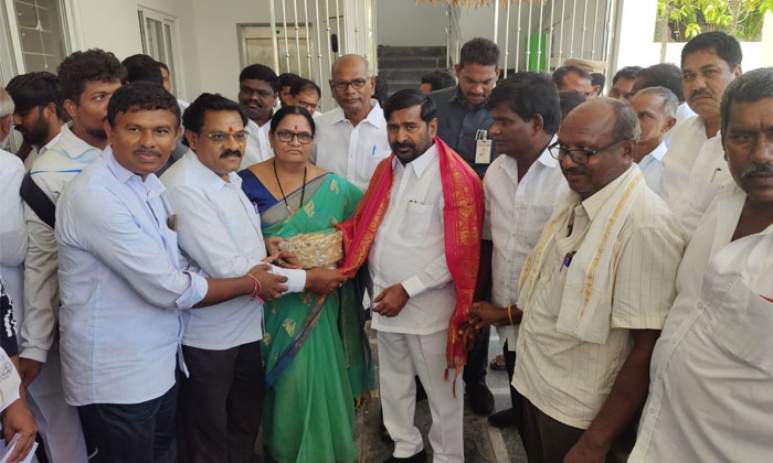  One Lakh Ruppes Financial Help Is Historic For Professional Castes Minister Jaga-TeluguStop.com