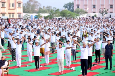  Over 15,000 People Join 'yoga Mahotsav' In Jaipur-TeluguStop.com