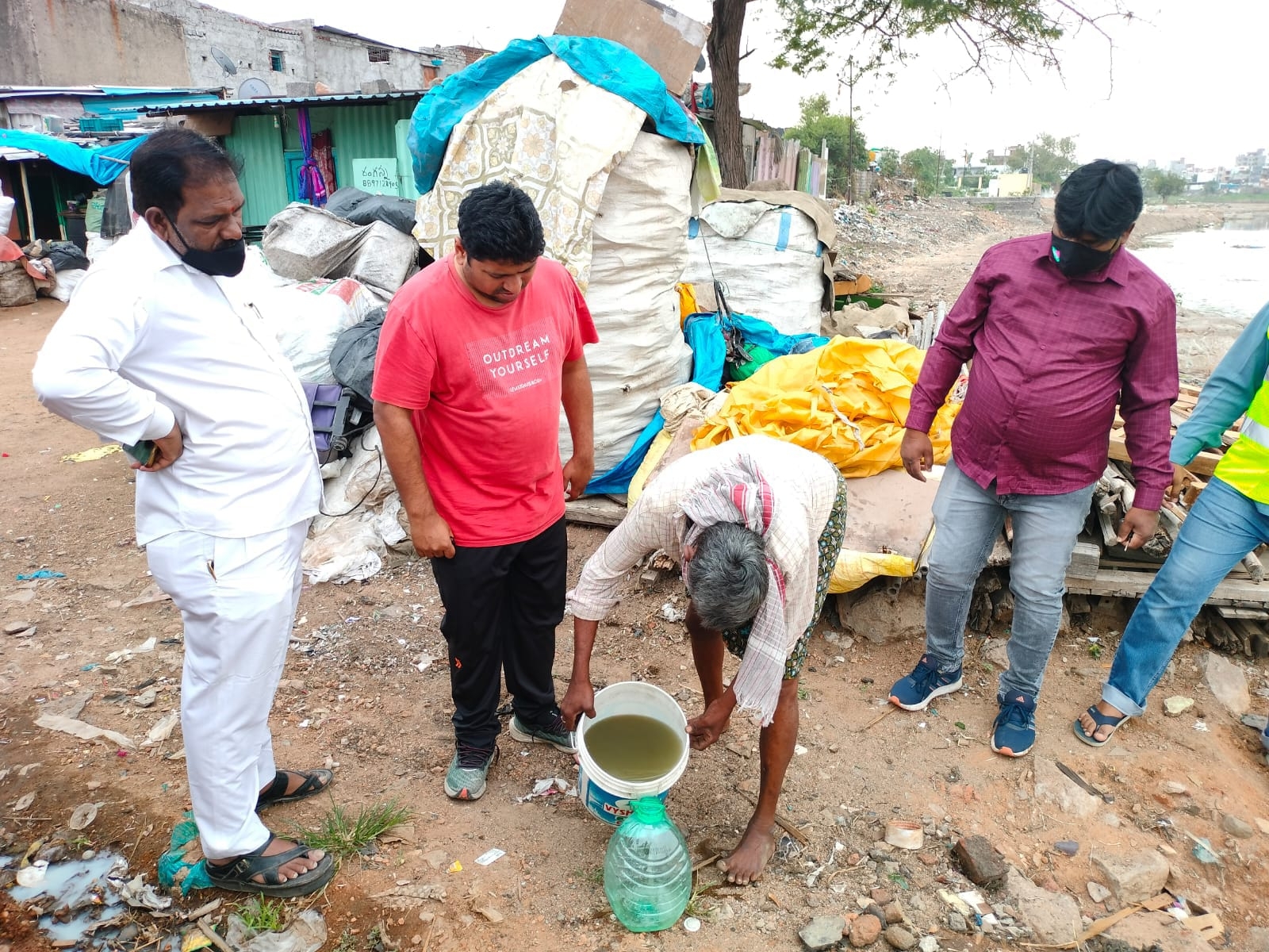  People In Parts Of Hyderabad Complain Of Unusual Odour-TeluguStop.com