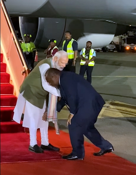  Pm Modi Arrives In Papua New Guinea, Pm Marape Touches His Feet-TeluguStop.com