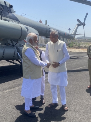Pm Modi In Rajasthan, Offers Prayers At Shrinathji Temple Pm Modi In Rajasthan, Offers Prayers At Shrinathji Temple-TeluguStop.com