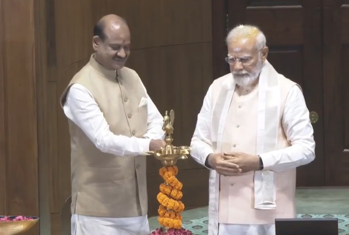  Pm Modi Installs 'sengol' In New Parliament House-TeluguStop.com