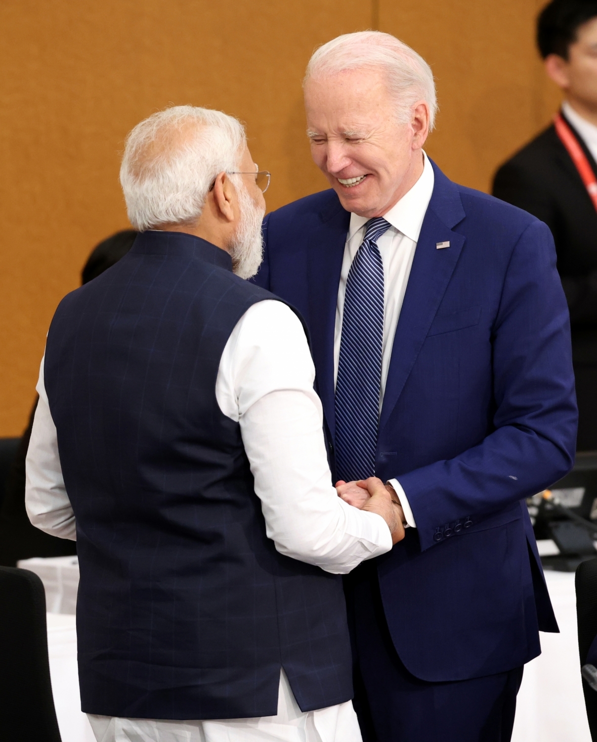  Pm Modi Shares Hugs With Biden, Sunak-TeluguStop.com