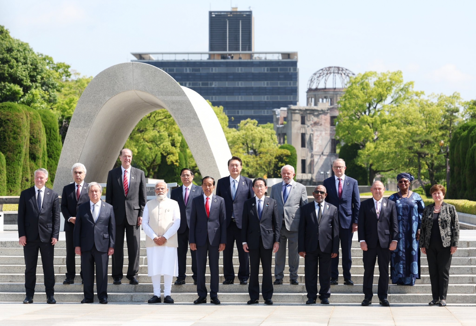  Pm Modi Visits Hiroshima Peace Memorial, Pays Tribute-TeluguStop.com