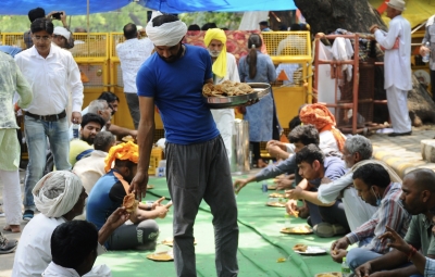  Protesting Wrestlers Organise Langar At Jantar Mantar, Serve Food To Participant-TeluguStop.com