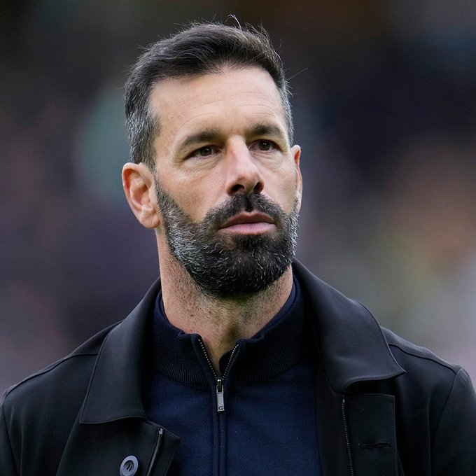  Psv Eindhoven Head Coach Van Nistelrooy Resigns-TeluguStop.com