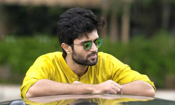  Rowdy Hero Vijay Devarakonda In Love With Bollywood Heroine Details, Vijay Devar-TeluguStop.com