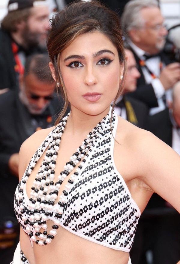  Sara Stuns Fans At Cannes In Regal Outfit; Compared To Grandma Sharmila Tagore-TeluguStop.com