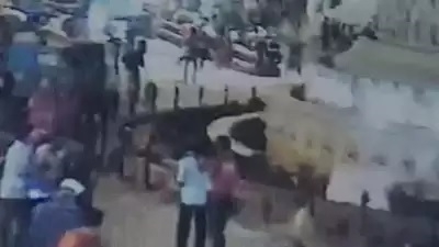  Several Injured In Blast Near Golden Temple-TeluguStop.com