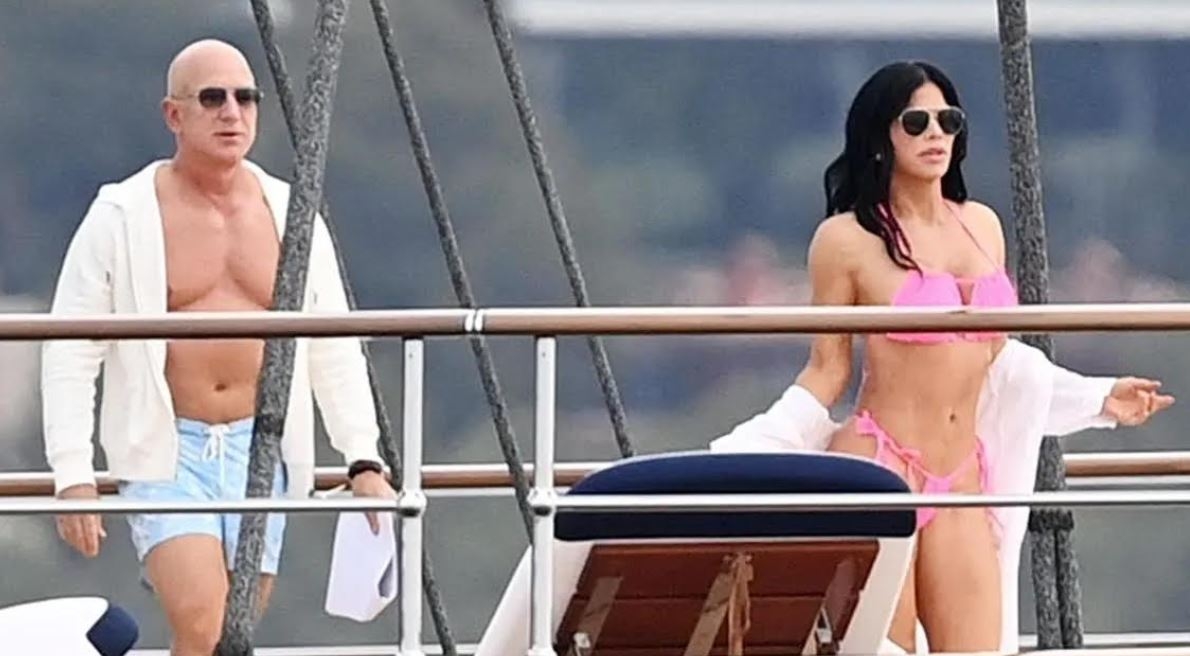  Shirtless Bezos Seen Sunbathing With Girlfriend Sanchez On $500mn Superyacht-TeluguStop.com