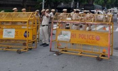  Three Cops Assaulted By Slum Dwellers In Delhi, Three Arrested-TeluguStop.com