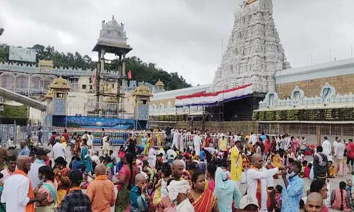  Devotees Huge Rush In Tirumala Tirupati ,tirupati , Devotees, Devotional, Ttd ,-TeluguStop.com