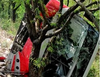  Accident On First Ghat Road Of Tirumala. Devotees Injured-TeluguStop.com