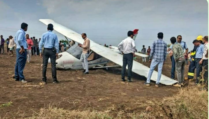 Training Aircraft Makes Emergency Landing In K'taka Training Aircraft Makes Emergency Landing In K'taka-TeluguStop.com