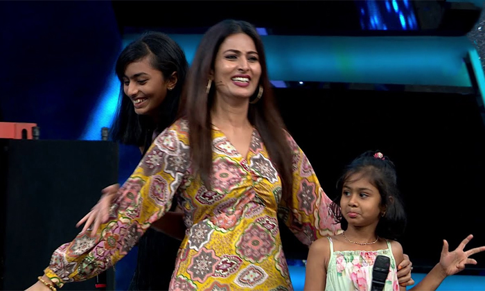  Tv9 Anchor Pratyusha Full Fun With Ohmkar At Sixth Sense Season 5 Promo-TeluguStop.com