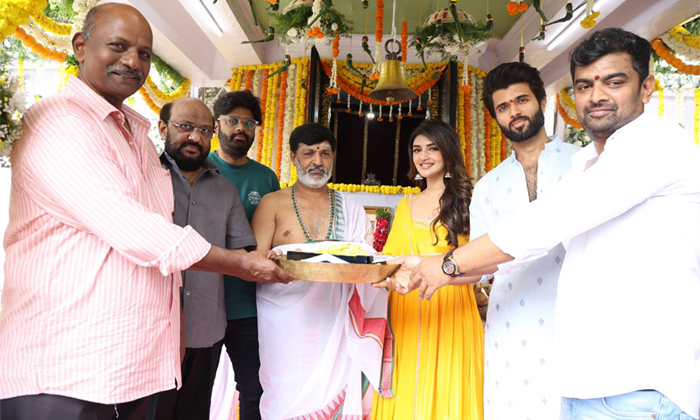  Vijay Devarakonda Gautam Tinnanuri Srileela Vd12 Movie Pooja Ceremony Pics Viral-TeluguStop.com