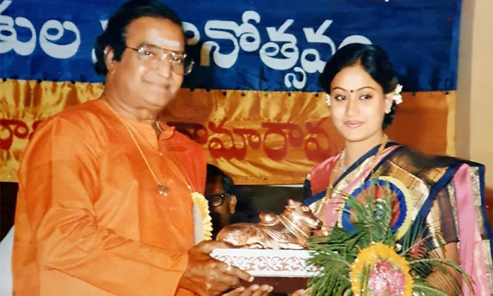  Vijayashanthi Remembered Legend Ntr For His 100th Birth Anniversary-TeluguStop.com