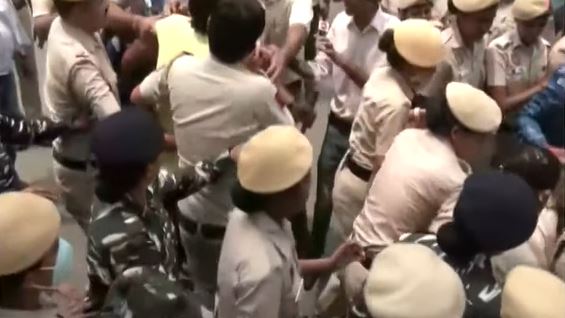  High Tension Near Jantar Mantar In Delhi-TeluguStop.com