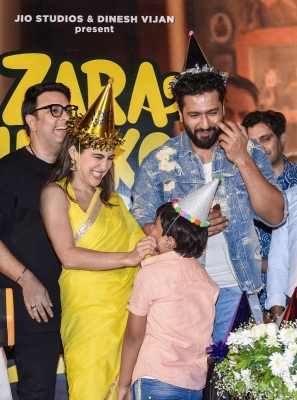 'zara Hatke Zara Bachke' Doesn't Make Fun Of The Middle Class: Dinesh Vijan 'zara Hatke Zara Bachke' Doesn't Make Fun Of The Middle Class: Dinesh Vijan-TeluguStop.com