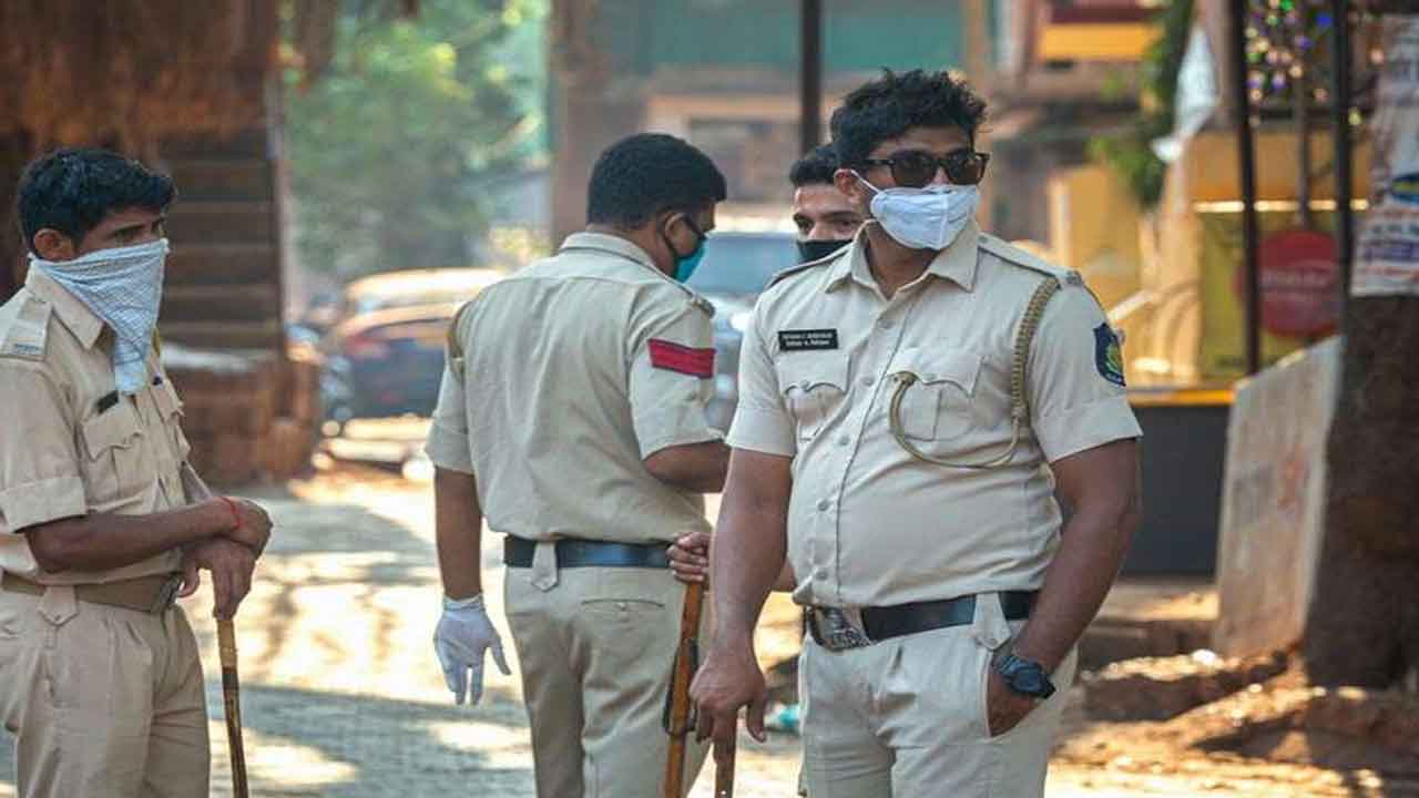 Student Gives A Bomb Threat To School Student Gives A Bomb Threat To School-TeluguStop.com