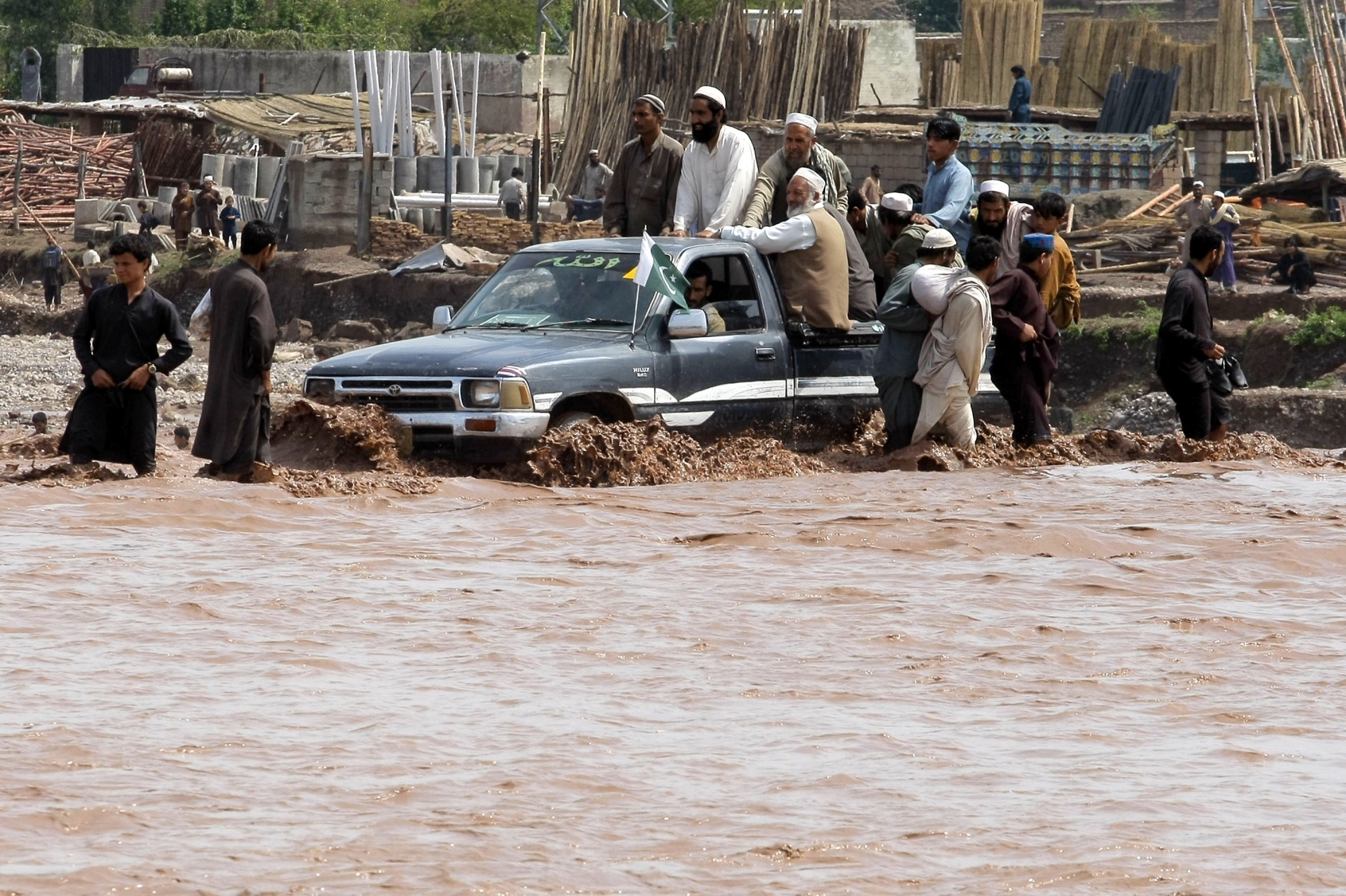  7 Dead, Over 70 Injured In Rain-related Incidents In Pakistan-TeluguStop.com
