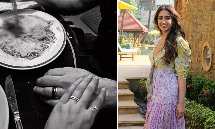  Actress Ileana Gave Boy Friend Hint Pic Viral Details, Ileana,pregnant,engagemen-TeluguStop.com