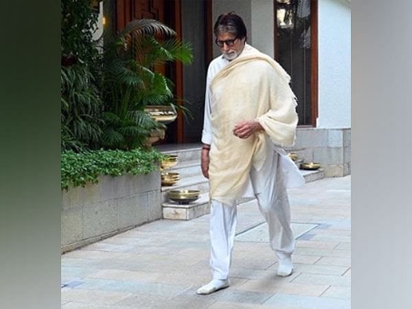  Amitabh Bachchan’s Wit And Devotion: Meeting Fans Barefoot, Just Like A Te-TeluguStop.com