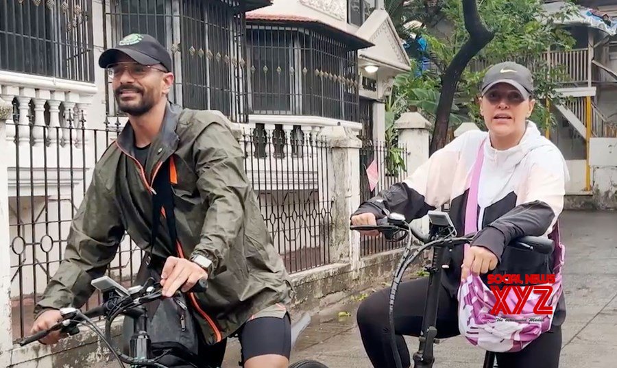  Bollywood Couple Angad Bedi And Neha Dhupia Enjoy Rainy Mumbai Bicycle Ride-TeluguStop.com