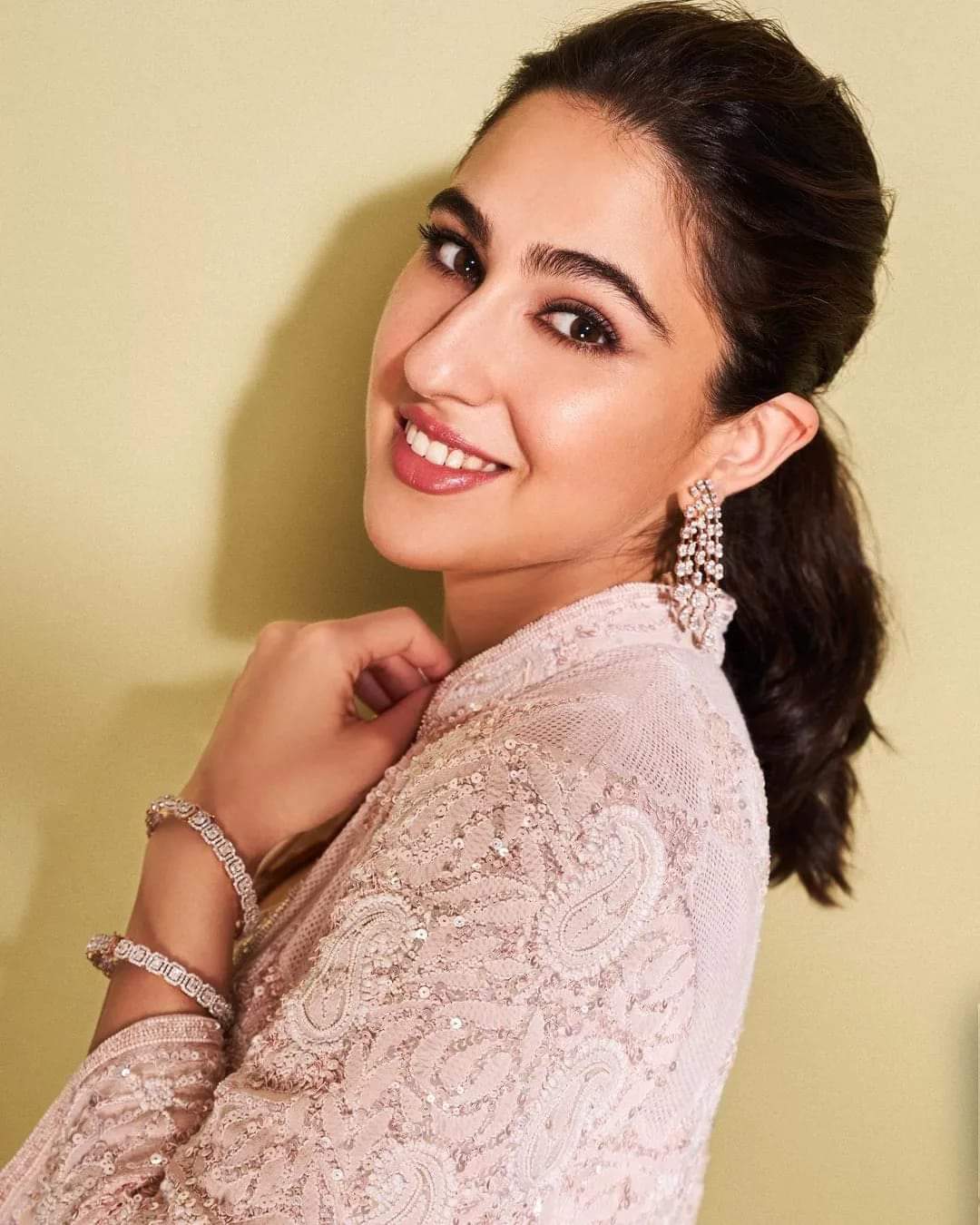  Sara Ali Khan: The Ethereal Fashionista Lighting Up The Screen And Beyond-TeluguStop.com